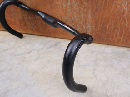 Lenker von Bontrager, BONTRAGER RSL AERO CARBON RENNRAD LENKER 370 / 400MM vor USEDBIKES - OB.DE Hintergrund