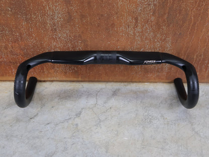 Lenker von Bontrager, BONTRAGER RSL AERO CARBON RENNRAD LENKER 370 / 400MM vor USEDBIKES - OB.DE Hintergrund