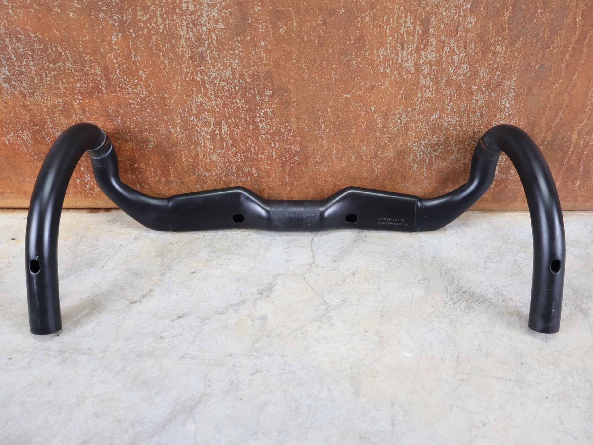 Lenker von Bontrager, BONTRAGER RSL AERO CARBON RENNRAD LENKER 370 / 400MM vor USEDBIKES - OB.DE Hintergrund