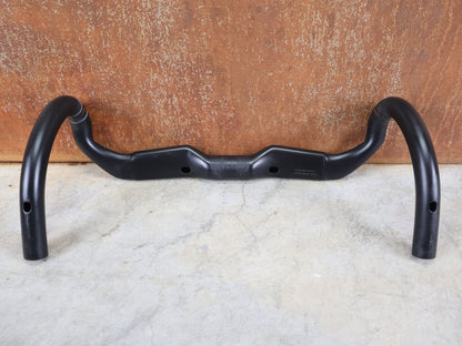 Lenker von Bontrager, BONTRAGER RSL AERO CARBON RENNRAD LENKER 370 / 400MM vor USEDBIKES - OB.DE Hintergrund