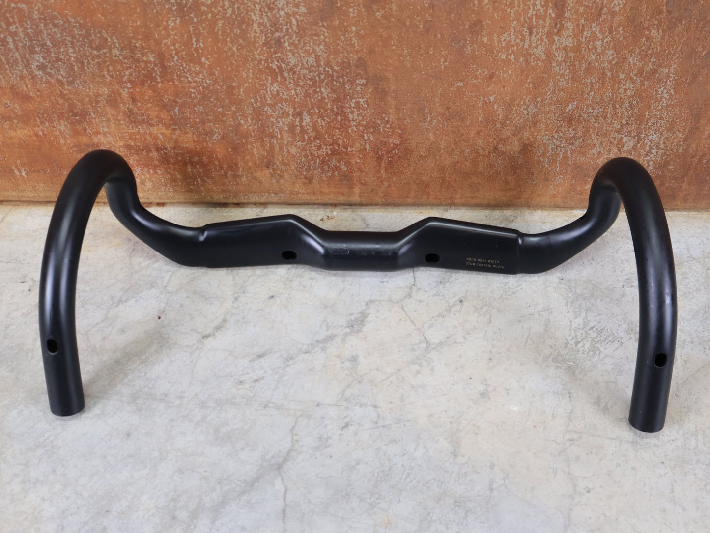 Lenker von Bontrager, BONTRAGER RSL AERO CARBON RENNRAD LENKER 370 / 400MM vor USEDBIKES - OB.DE Hintergrund