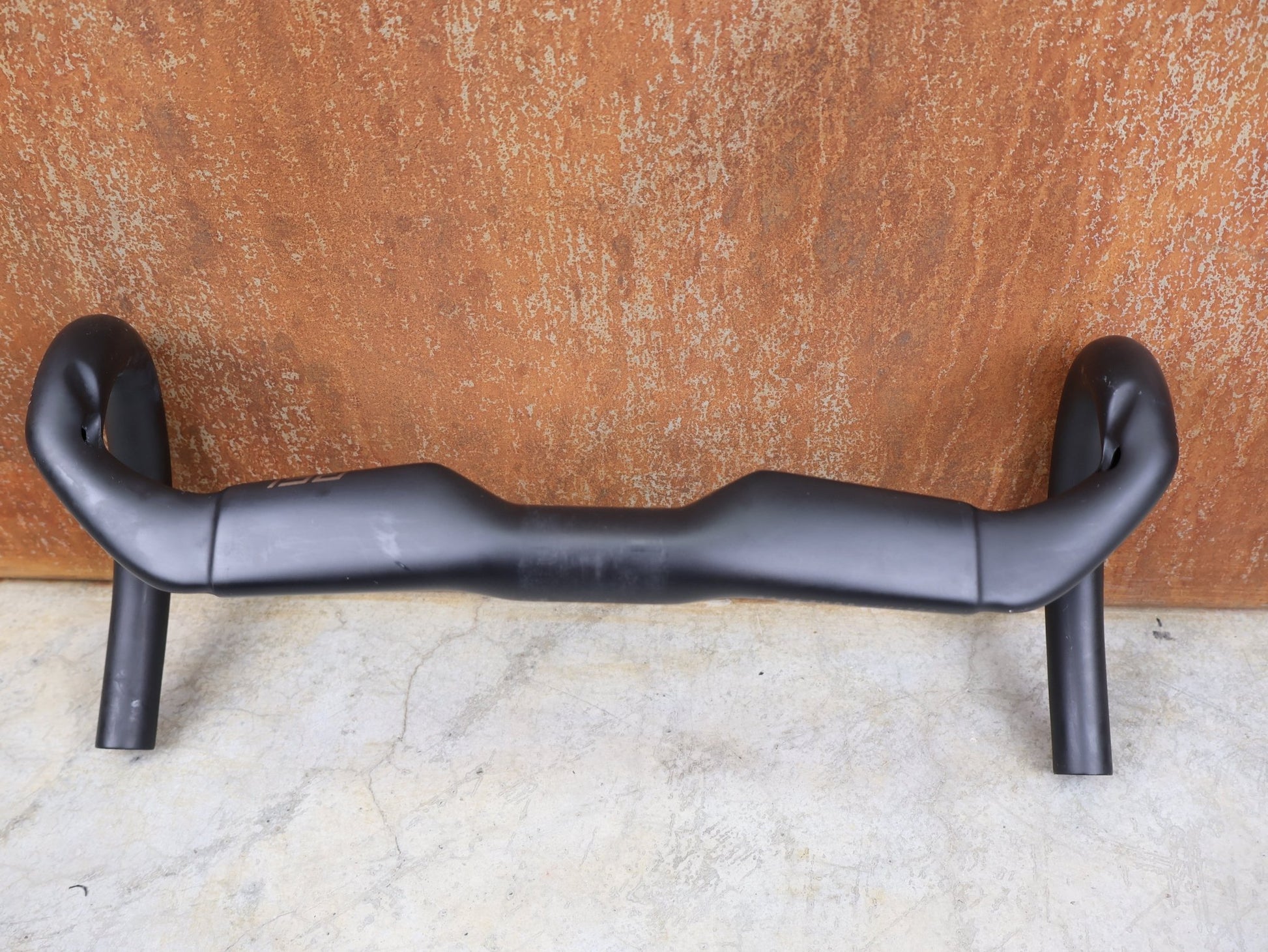 Lenker von Bontrager, BONTRAGER RSL AERO CARBON RENNRAD LENKER 370 / 400MM vor USEDBIKES - OB.DE Hintergrund