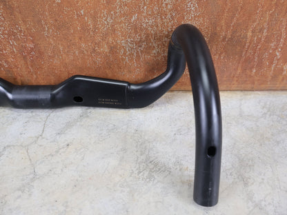 Lenker von Bontrager, BONTRAGER RSL AERO CARBON RENNRAD LENKER 370 / 400MM vor USEDBIKES - OB.DE Hintergrund