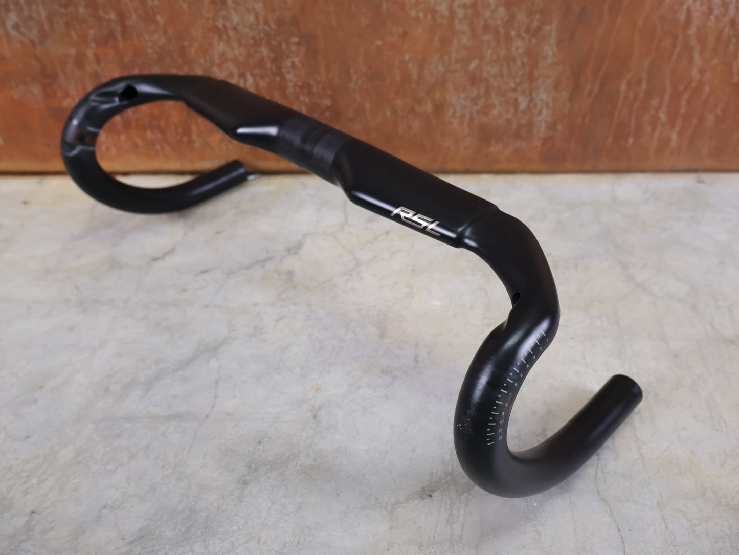 Lenker von Bontrager, BONTRAGER RSL AERO CARBON RENNRAD LENKER 370 / 400MM vor USEDBIKES - OB.DE Hintergrund