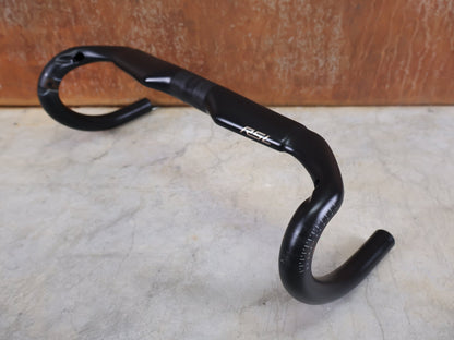 Lenker von Bontrager, BONTRAGER RSL AERO CARBON RENNRAD LENKER 370 / 400MM vor USEDBIKES - OB.DE Hintergrund