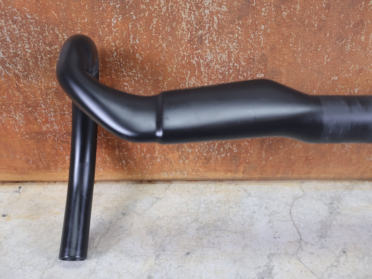 Lenker von Bontrager, BONTRAGER RSL AERO CARBON RENNRAD LENKER 370 / 400MM vor USEDBIKES - OB.DE Hintergrund