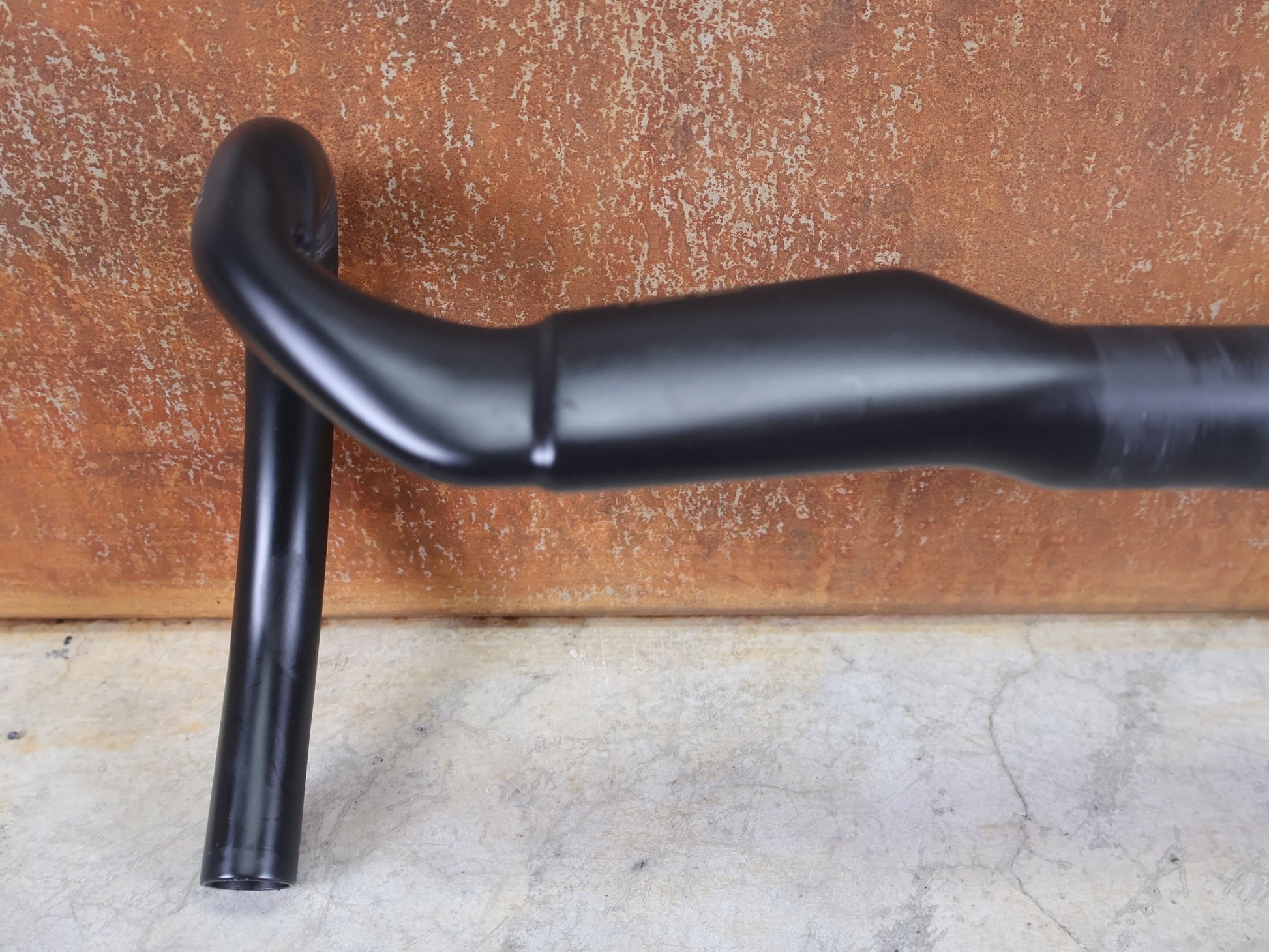 Lenker von Bontrager, BONTRAGER RSL AERO CARBON RENNRAD LENKER 370 / 400MM vor USEDBIKES - OB.DE Hintergrund