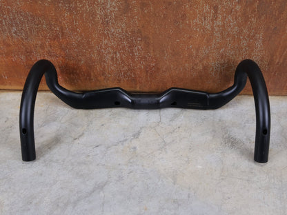 Lenker von Bontrager, BONTRAGER RSL AERO CARBON RENNRAD LENKER 370 / 400MM vor USEDBIKES - OB.DE Hintergrund