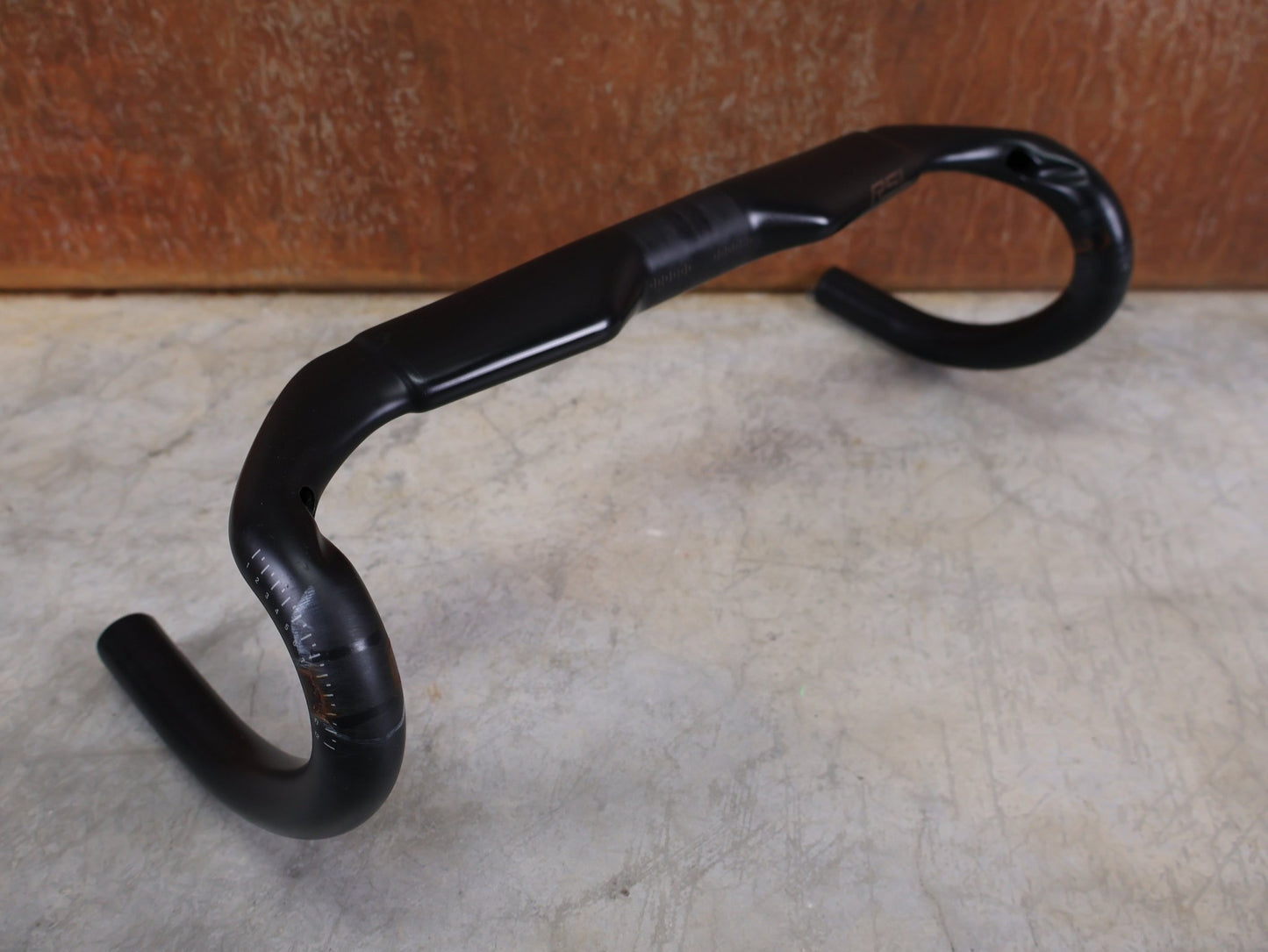 Lenker von Bontrager, BONTRAGER RSL AERO CARBON RENNRAD LENKER 370 / 400MM vor USEDBIKES - OB.DE Hintergrund