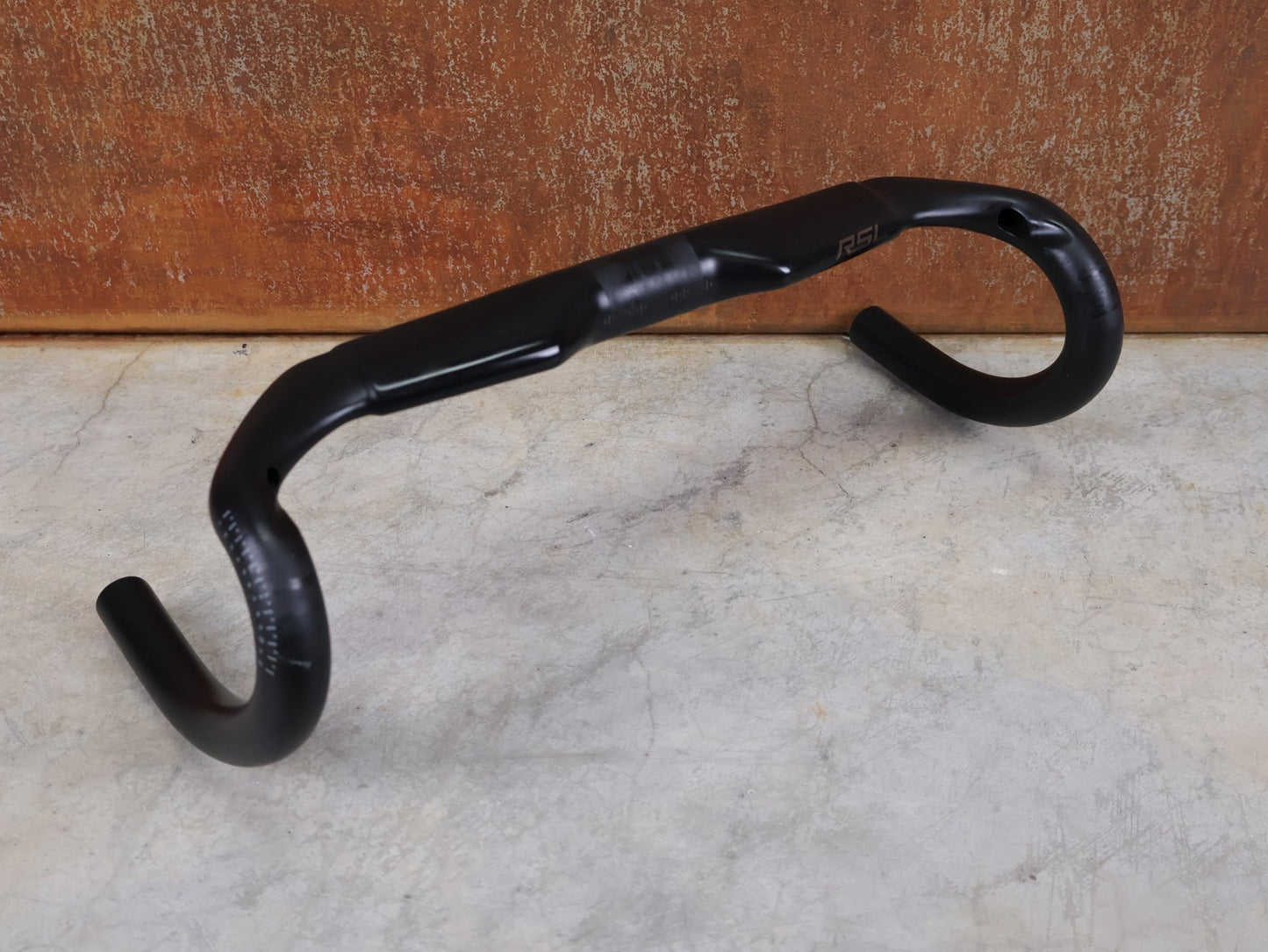 Lenker von Bontrager, BONTRAGER RSL AERO CARBON RENNRAD LENKER 370 / 400MM vor USEDBIKES - OB.DE Hintergrund