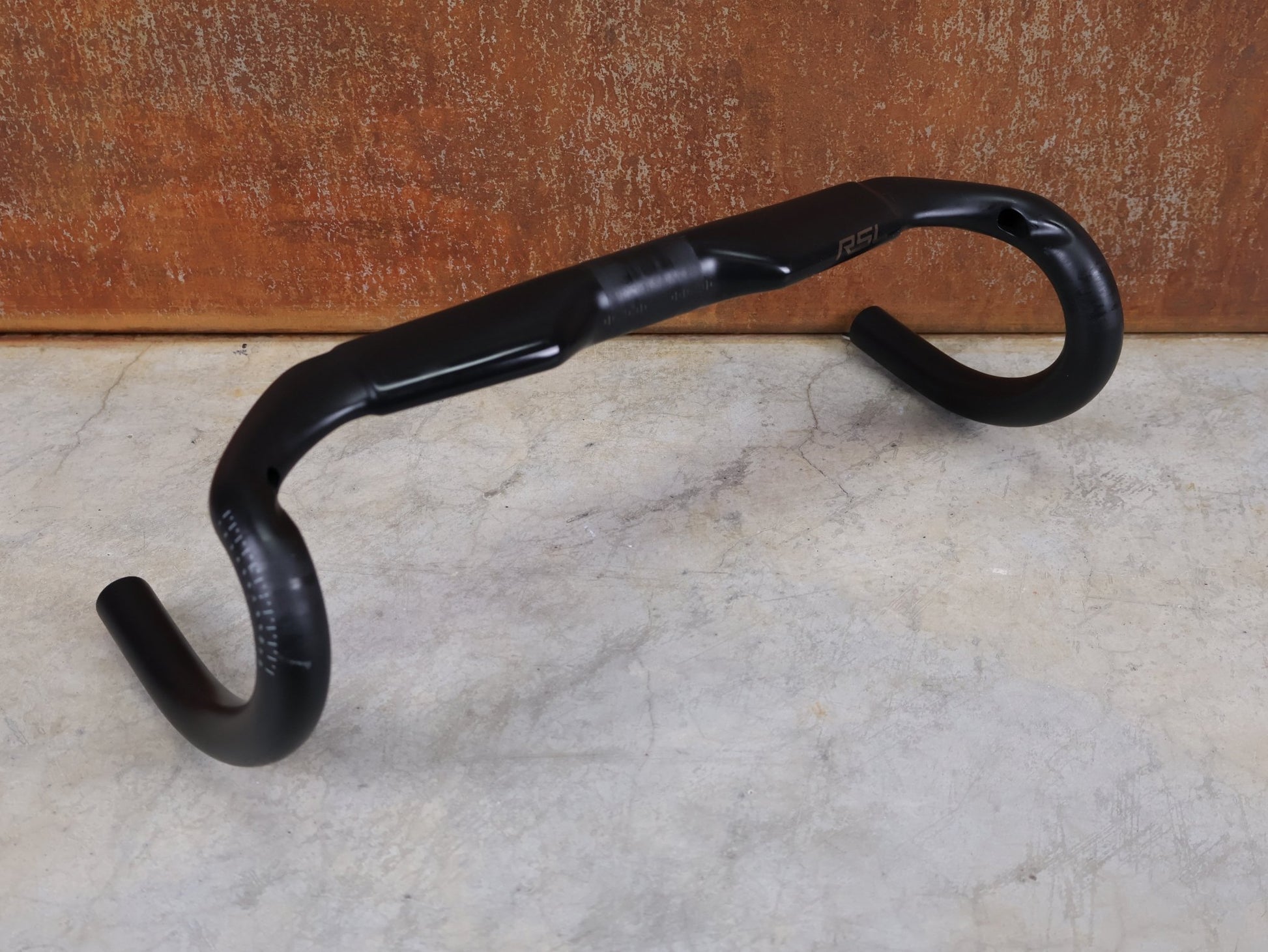 Lenker von Bontrager, BONTRAGER RSL AERO CARBON RENNRAD LENKER 370 / 400MM vor USEDBIKES - OB.DE Hintergrund