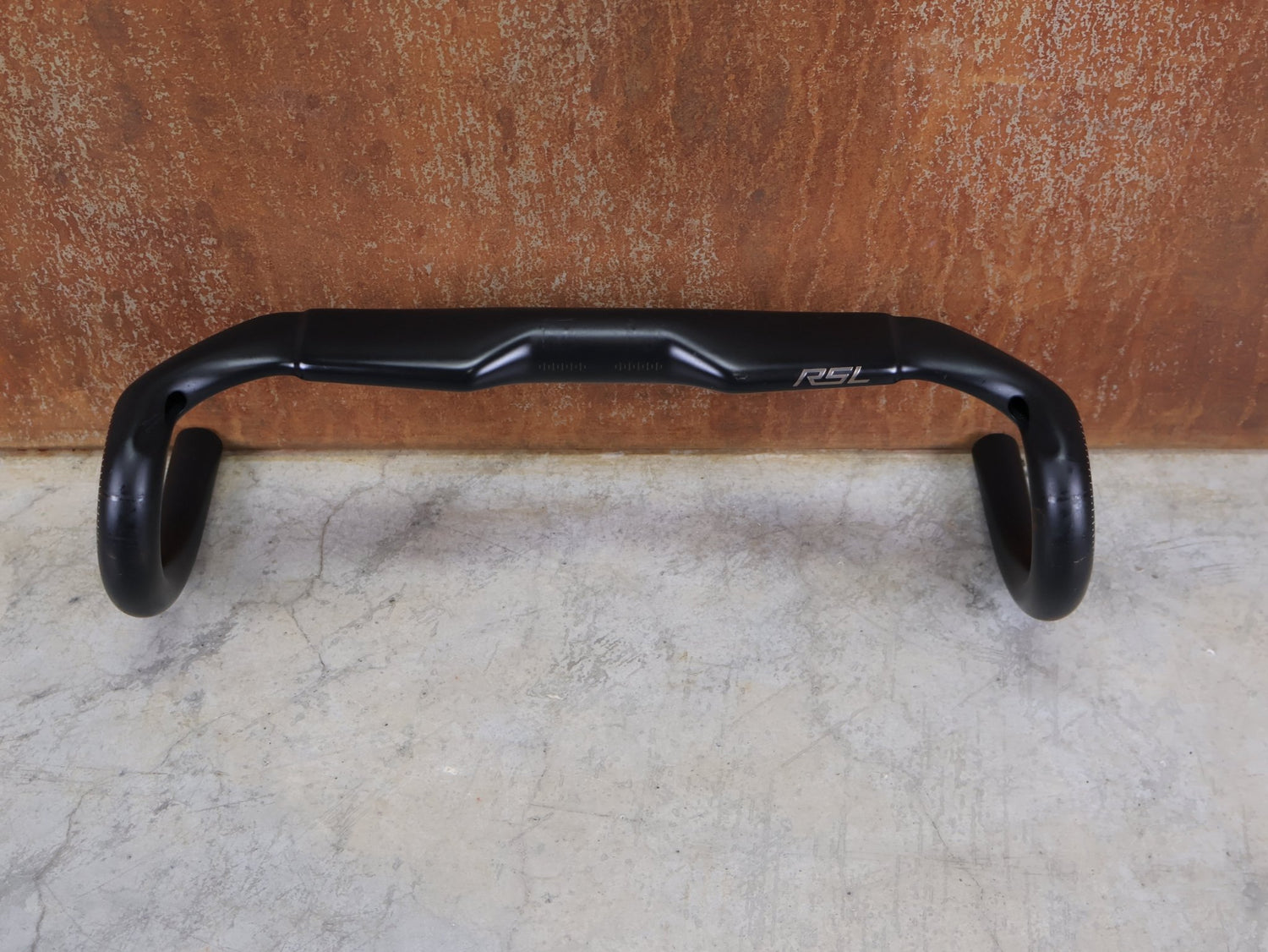 Lenker von Bontrager, BONTRAGER RSL AERO CARBON RENNRAD LENKER 370 / 400MM vor USEDBIKES - OB.DE Hintergrund