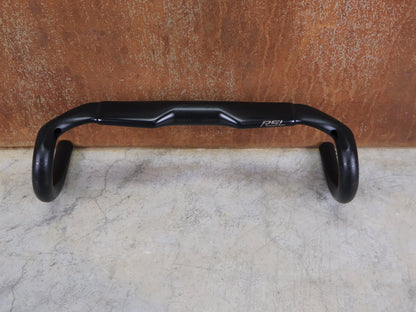 Lenker von Bontrager, BONTRAGER RSL AERO CARBON RENNRAD LENKER 370 / 400MM vor USEDBIKES - OB.DE Hintergrund