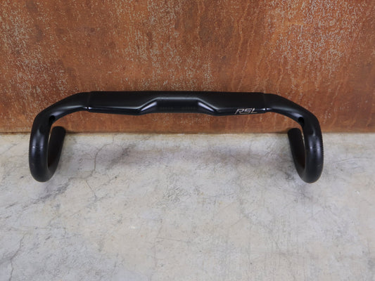 Lenker von Bontrager, BONTRAGER RSL AERO CARBON RENNRAD LENKER 370 / 400MM vor USEDBIKES - OB.DE Hintergrund