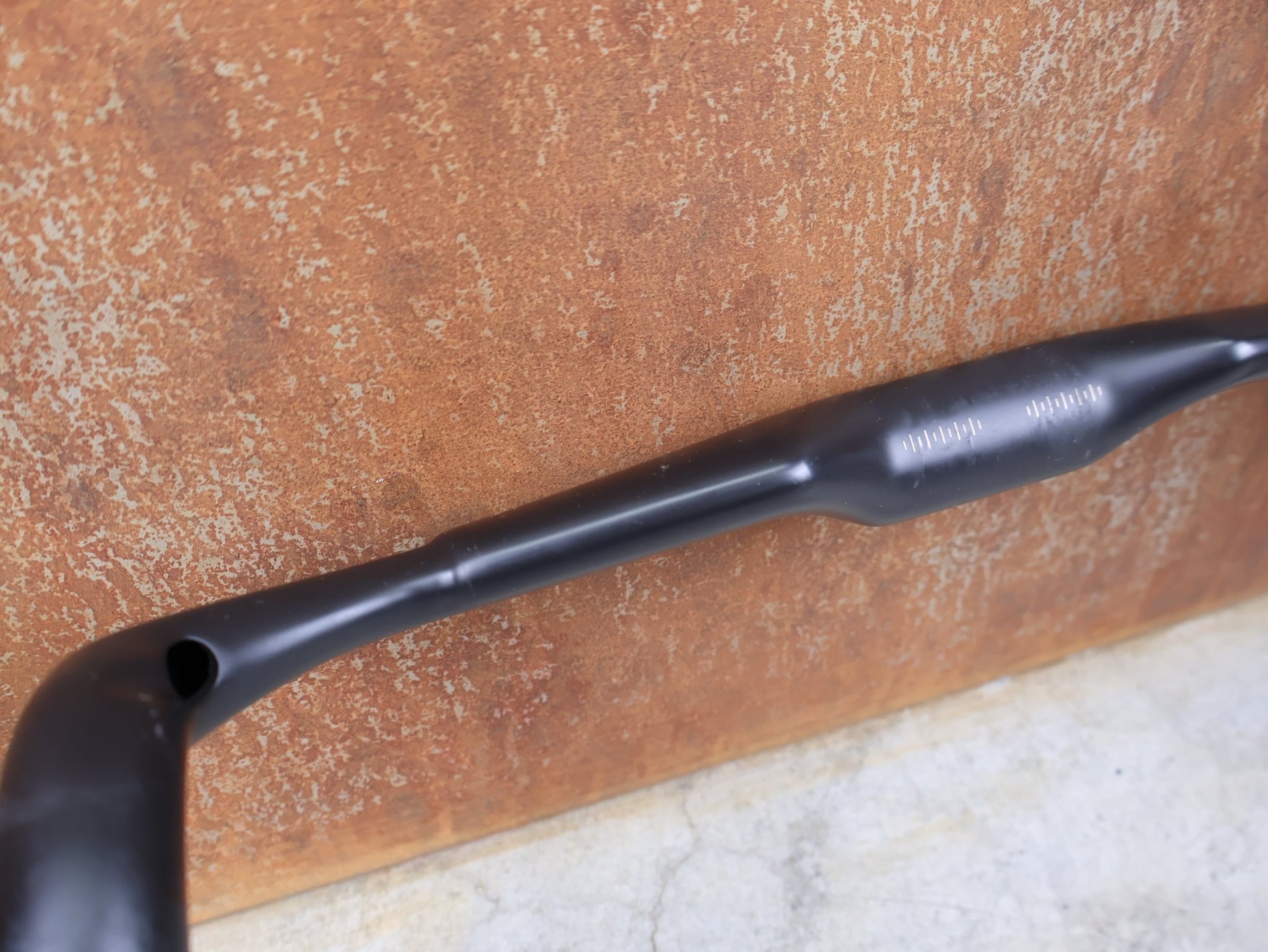 Lenker von Bontrager, BONTRAGER RSL AERO CARBON RENNRAD LENKER 370 / 400MM vor USEDBIKES - OB.DE Hintergrund