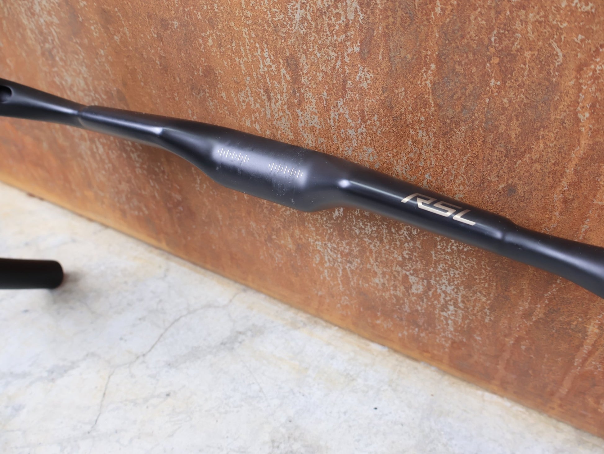 Lenker von Bontrager, BONTRAGER RSL AERO CARBON RENNRAD LENKER 370 / 400MM vor USEDBIKES - OB.DE Hintergrund