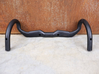 Lenker von Bontrager, BONTRAGER RSL AERO CARBON RENNRAD LENKER 370 / 400MM vor USEDBIKES - OB.DE Hintergrund