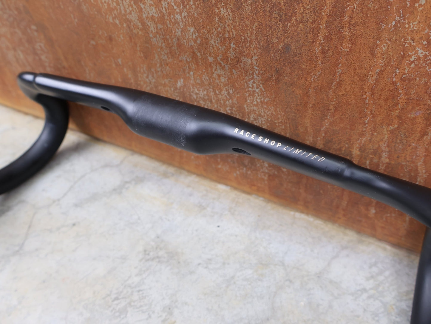 Lenker von Bontrager, BONTRAGER RSL AERO CARBON RENNRAD LENKER 370 / 400MM vor USEDBIKES - OB.DE Hintergrund