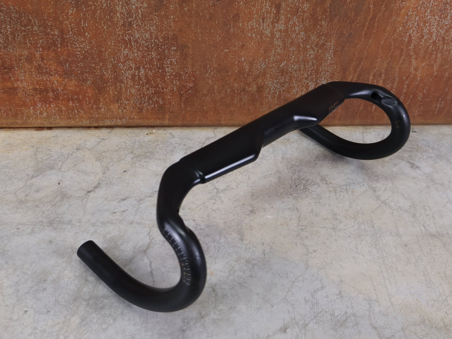 Lenker von Bontrager, BONTRAGER RSL AERO CARBON RENNRAD LENKER 370 / 400MM vor USEDBIKES - OB.DE Hintergrund