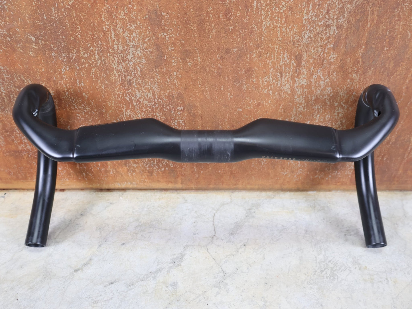 Lenker von Bontrager, BONTRAGER RSL AERO CARBON RENNRAD LENKER 370 / 400MM vor USEDBIKES - OB.DE Hintergrund