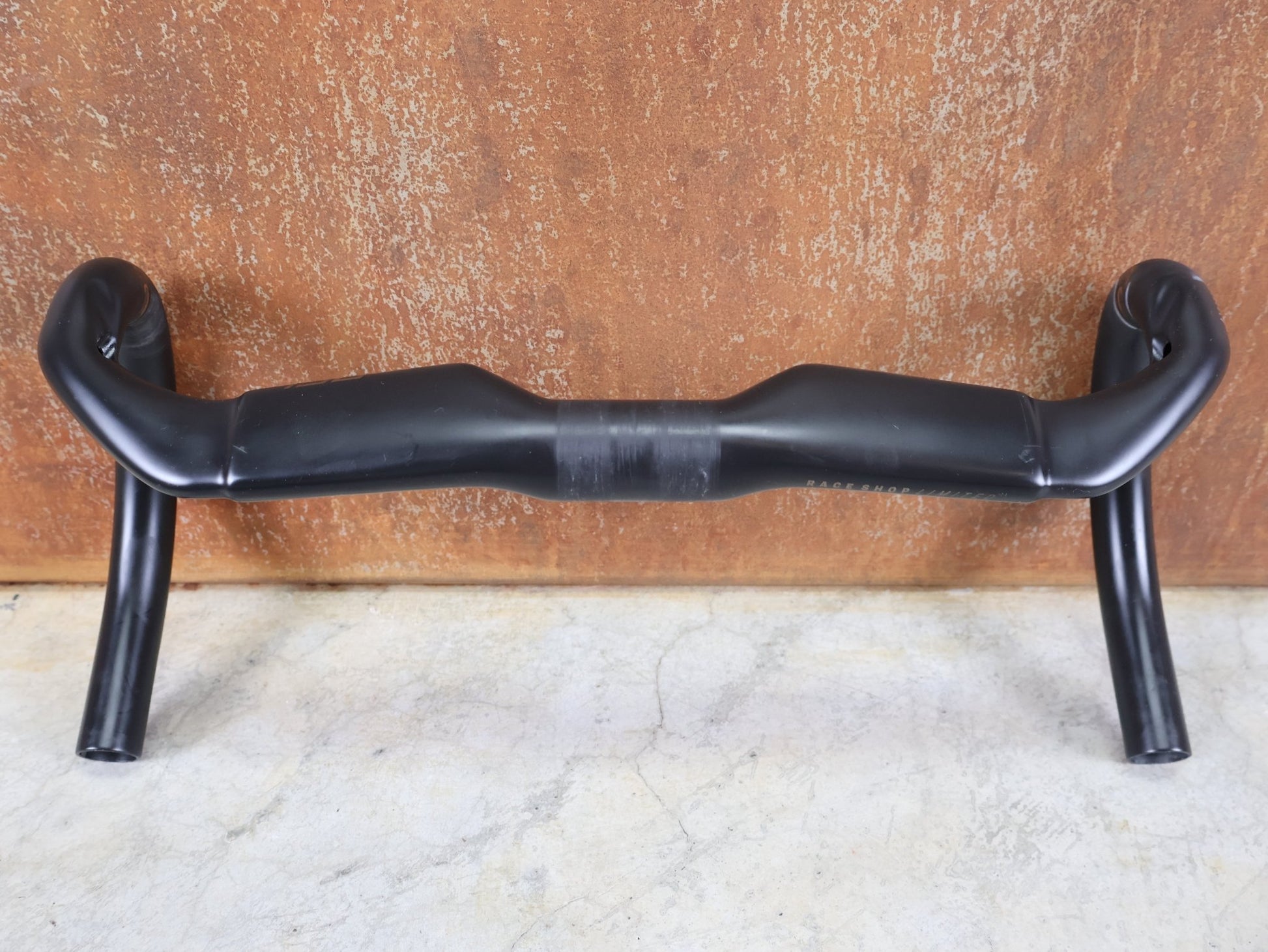 Lenker von Bontrager, BONTRAGER RSL AERO CARBON RENNRAD LENKER 370 / 400MM vor USEDBIKES - OB.DE Hintergrund