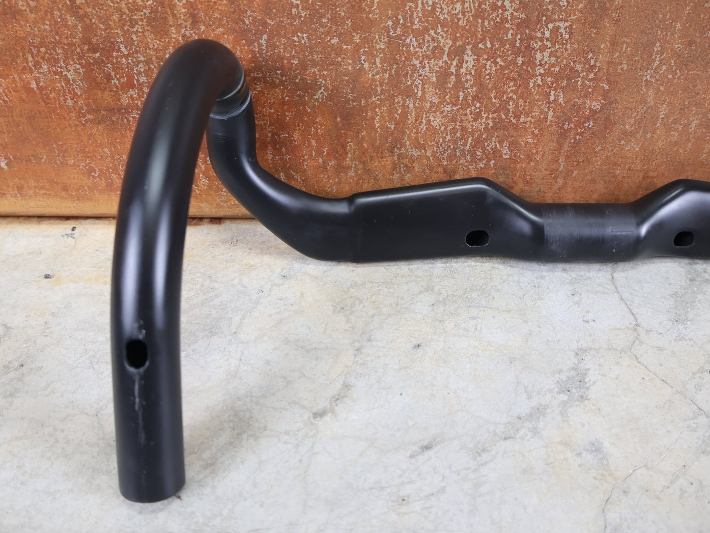 Lenker von Bontrager, BONTRAGER RSL AERO CARBON RENNRAD LENKER 370 / 400MM vor USEDBIKES - OB.DE Hintergrund