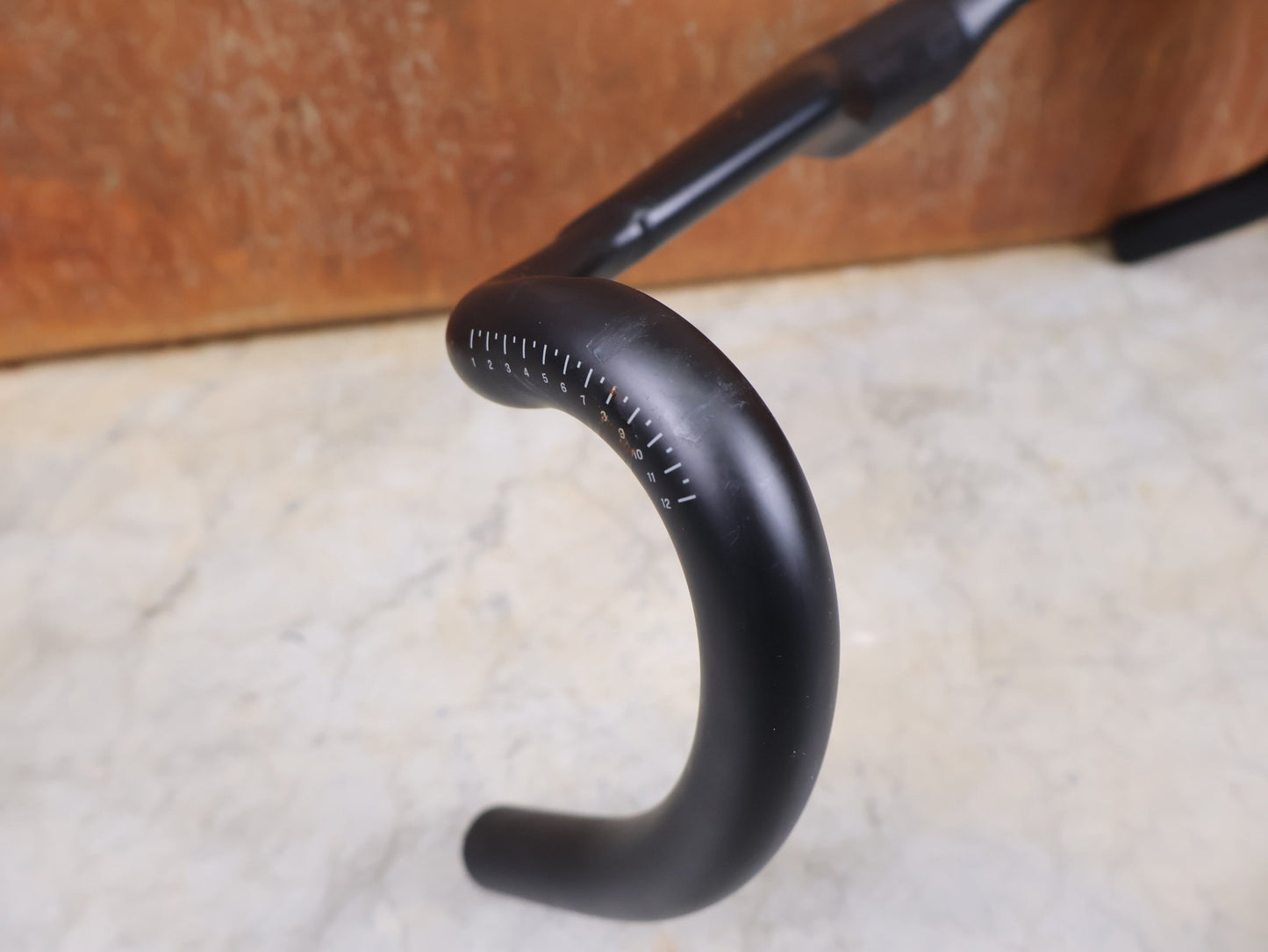 Lenker von Bontrager, BONTRAGER RSL AERO CARBON RENNRAD LENKER 370 / 400MM vor USEDBIKES - OB.DE Hintergrund