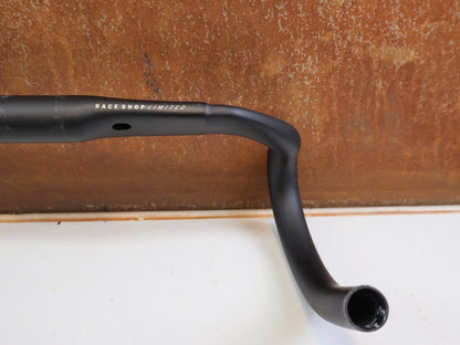 Lenker von Trek, Bontrager RSL Aero Carbon Rennradlenker 350/380mm 31.8mm vor USEDBIKES-OB.DE Hintergrund
