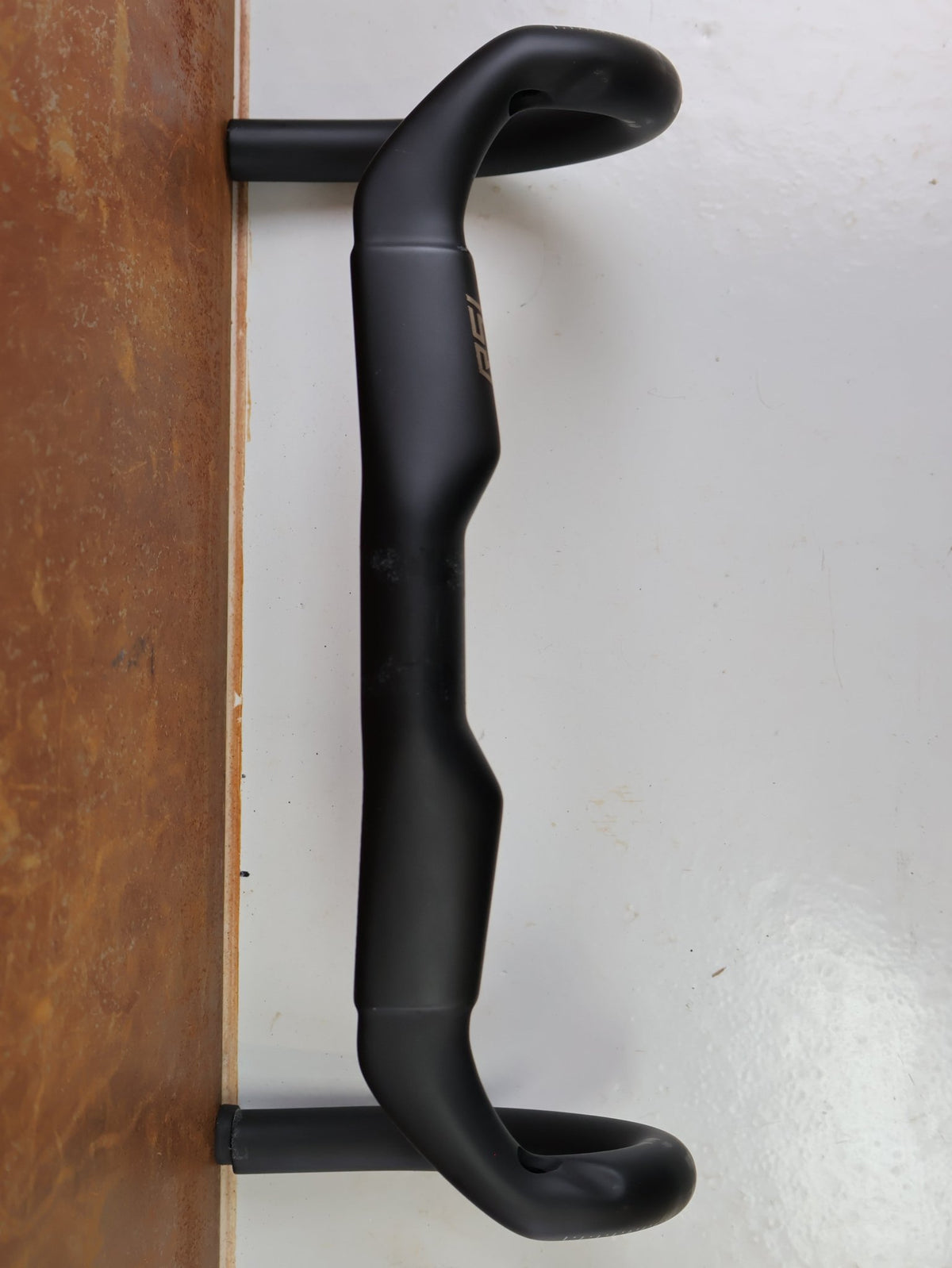 Lenker von Trek, Bontrager RSL Aero Carbon Rennradlenker 350/380mm 31.8mm vor USEDBIKES-OB.DE Hintergrund