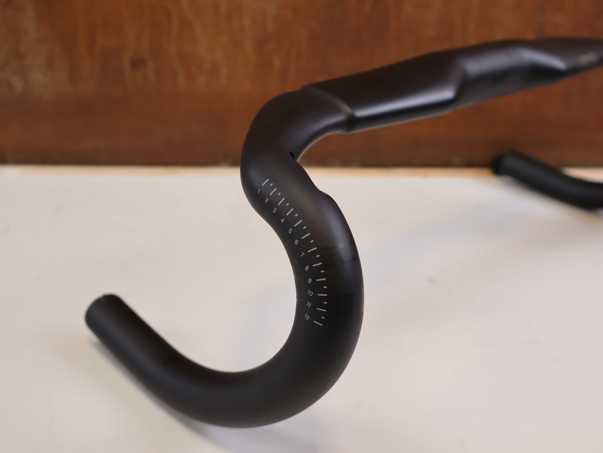 Lenker von Trek, Bontrager RSL Aero Carbon Rennradlenker 350/380mm 31.8mm vor USEDBIKES-OB.DE Hintergrund