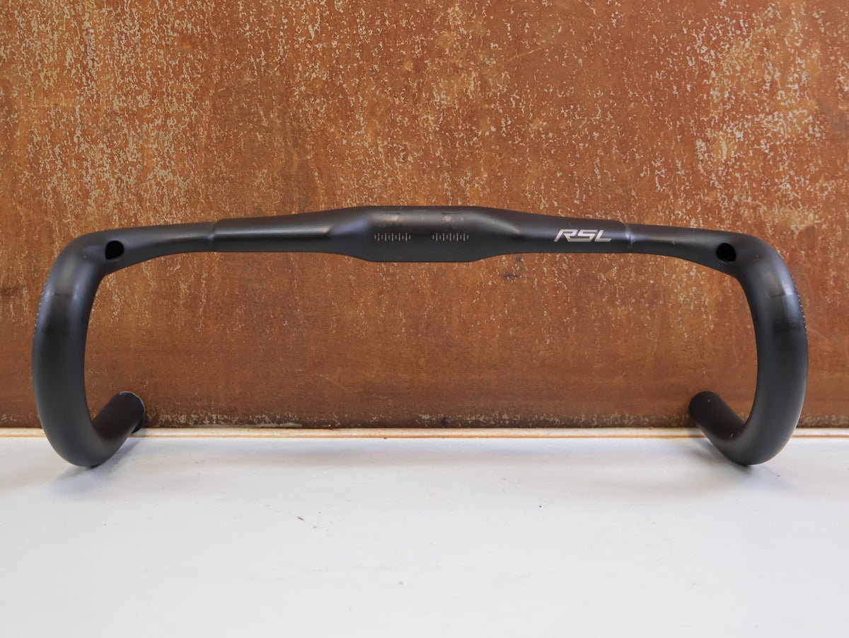 Lenker von Trek, Bontrager RSL Aero Carbon Rennradlenker 350/380mm 31.8mm vor USEDBIKES-OB.DE Hintergrund