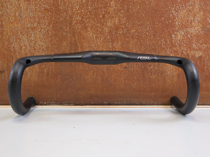 Lenker von Trek, Bontrager RSL Aero Carbon Rennradlenker 350/380mm 31.8mm vor USEDBIKES-OB.DE Hintergrund
