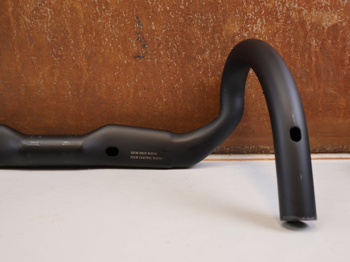 Lenker von Trek, Bontrager RSL Aero Carbon Rennradlenker 350/380mm 31.8mm vor USEDBIKES-OB.DE Hintergrund