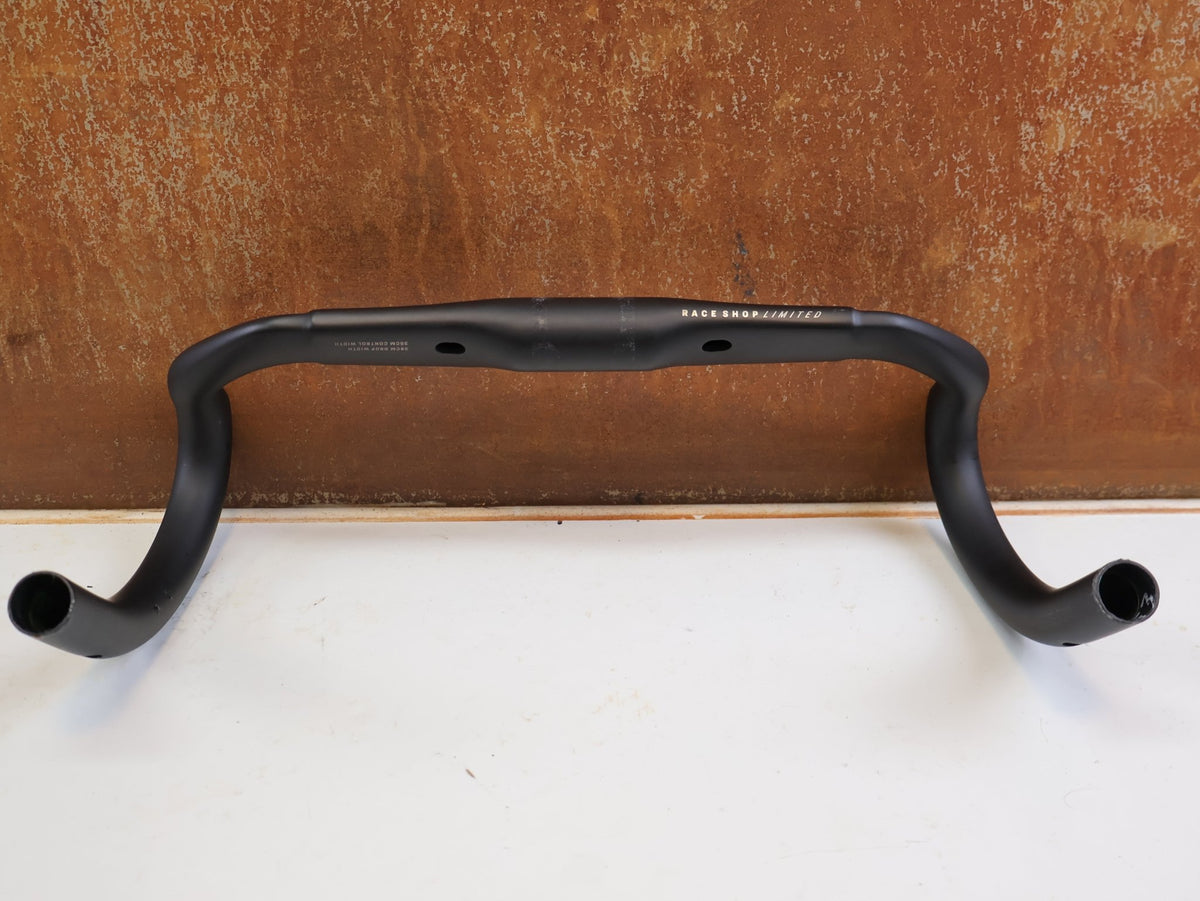 Lenker von Trek, Bontrager RSL Aero Carbon Rennradlenker 350/380mm 31.8mm vor USEDBIKES-OB.DE Hintergrund