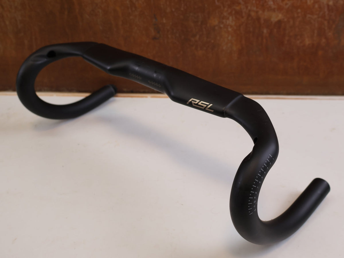 Lenker von Trek, Bontrager RSL Aero Carbon Rennradlenker 350/380mm 31.8mm vor USEDBIKES-OB.DE Hintergrund