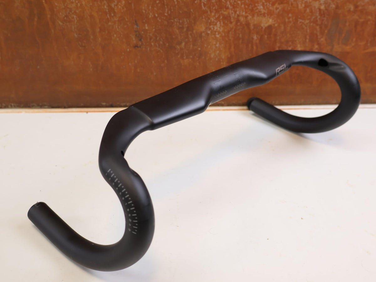 Lenker von Trek, Bontrager RSL Aero Carbon Rennradlenker 350/380mm 31.8mm vor USEDBIKES-OB.DE Hintergrund