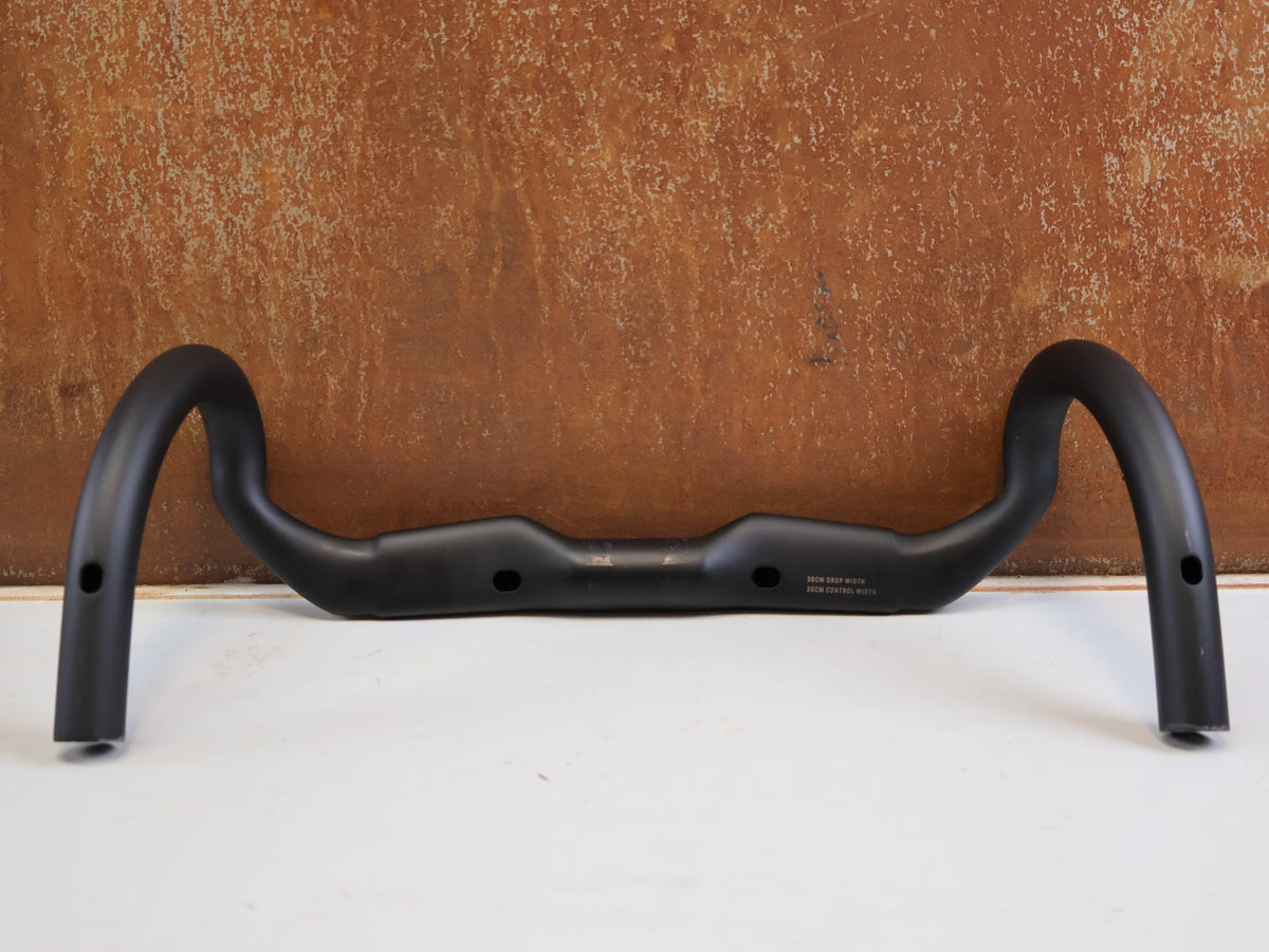 Lenker von Trek, Bontrager RSL Aero Carbon Rennradlenker 350/380mm 31.8mm vor USEDBIKES-OB.DE Hintergrund