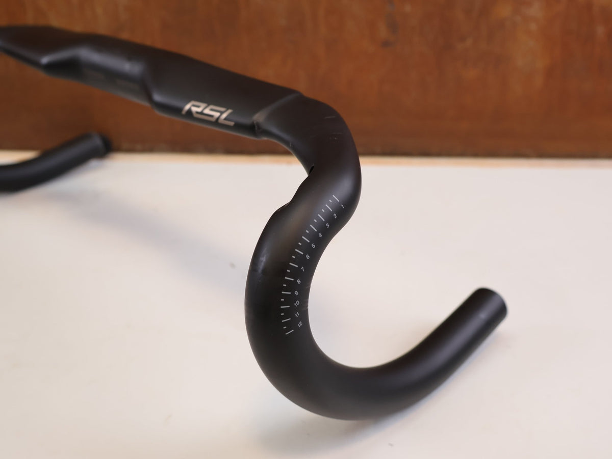 Lenker von Trek, Bontrager RSL Aero Carbon Rennradlenker 350/380mm 31.8mm vor USEDBIKES-OB.DE Hintergrund