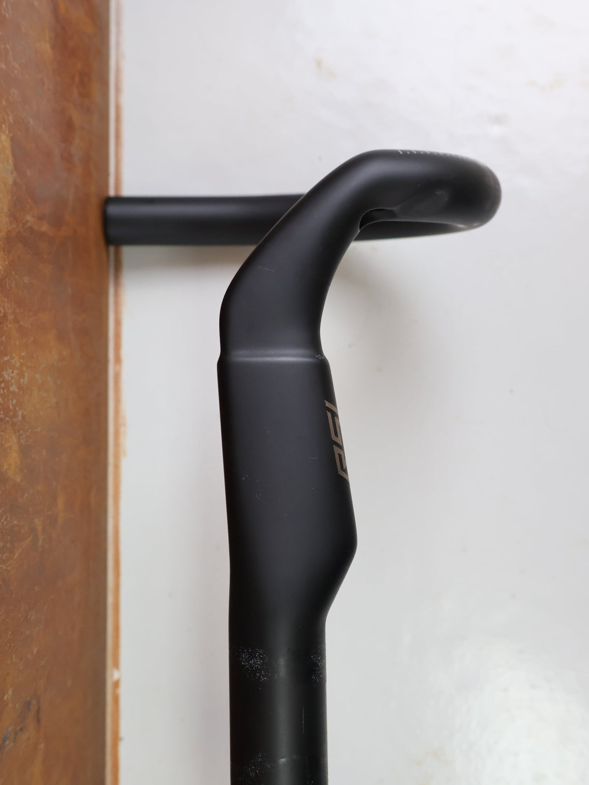 Lenker von Trek, Bontrager RSL Aero Carbon Rennradlenker 350/380mm 31.8mm vor USEDBIKES-OB.DE Hintergrund