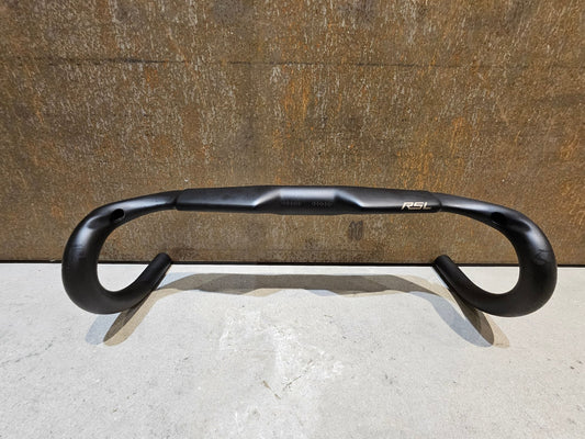 Lenker von Bontrager, BONTRAGER RSL AERO RENNRAD LENKER 390/420MM vor USEDBIKES - OB.DE Hintergrund