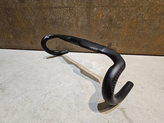 Lenker von Bontrager, BONTRAGER RSL AERO RENNRAD LENKER 390/420MM vor USEDBIKES - OB.DE Hintergrund