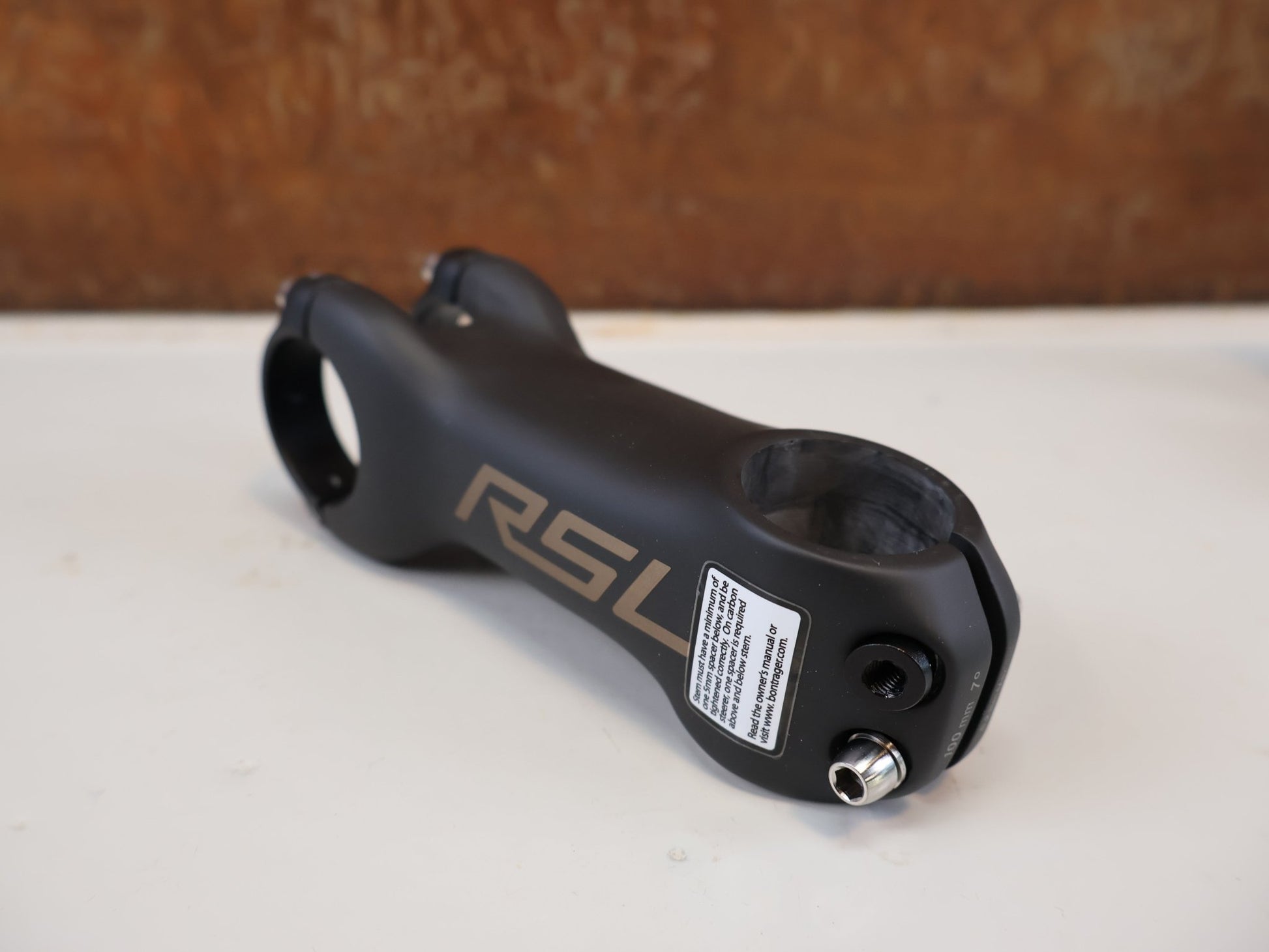 Vorbau von Bontrager, BONTRAGER RSL BLENDR / CARBON VORBAU / 31.8 MM / 7 GRAD / OCLV vor USEDBIKES-OB.DE Hintergrund