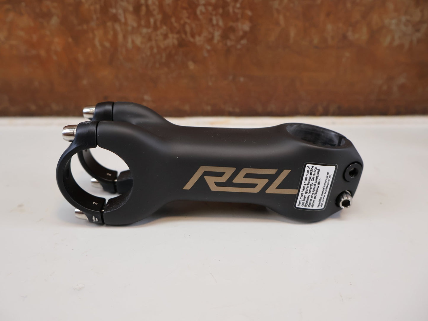 Vorbau von Bontrager, BONTRAGER RSL BLENDR / CARBON VORBAU / 31.8 MM / 7 GRAD / OCLV vor USEDBIKES-OB.DE Hintergrund