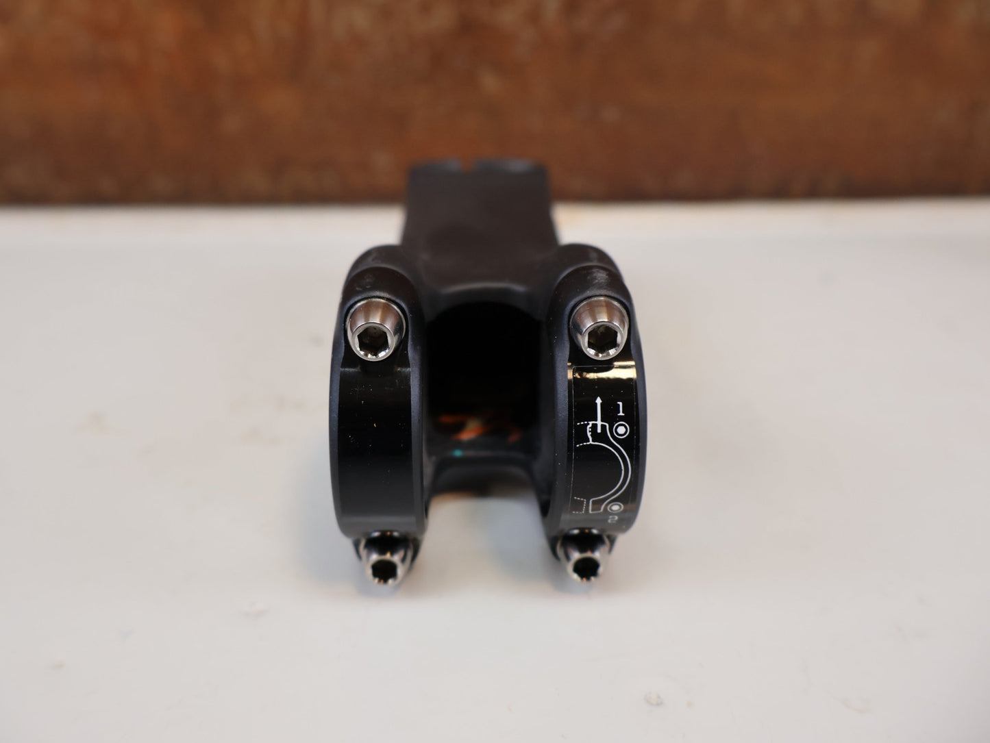 Vorbau von Bontrager, BONTRAGER RSL BLENDR / CARBON VORBAU / 31.8 MM / 7 GRAD / OCLV vor USEDBIKES-OB.DE Hintergrund