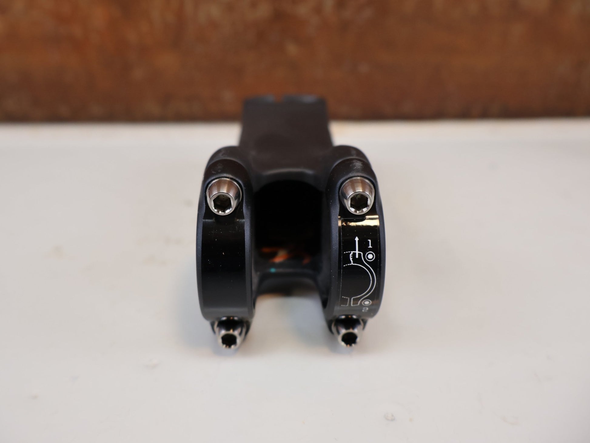 Vorbau von Bontrager, BONTRAGER RSL BLENDR / CARBON VORBAU / 31.8 MM / 7 GRAD / OCLV vor USEDBIKES-OB.DE Hintergrund