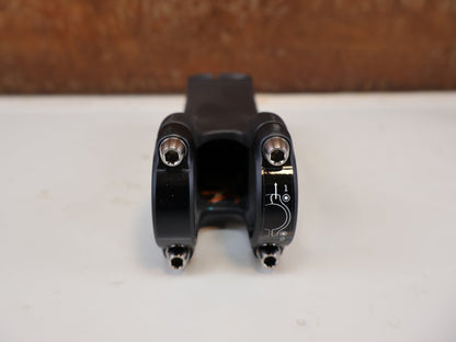 Vorbau von Bontrager, BONTRAGER RSL BLENDR / CARBON VORBAU / 31.8 MM / 7 GRAD / OCLV vor USEDBIKES-OB.DE Hintergrund