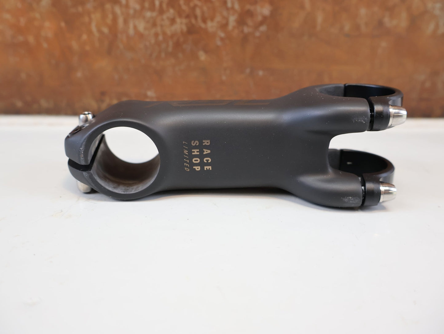 Vorbau von Bontrager, BONTRAGER RSL BLENDR / CARBON VORBAU / 31.8 MM / 7 GRAD / OCLV vor USEDBIKES-OB.DE Hintergrund