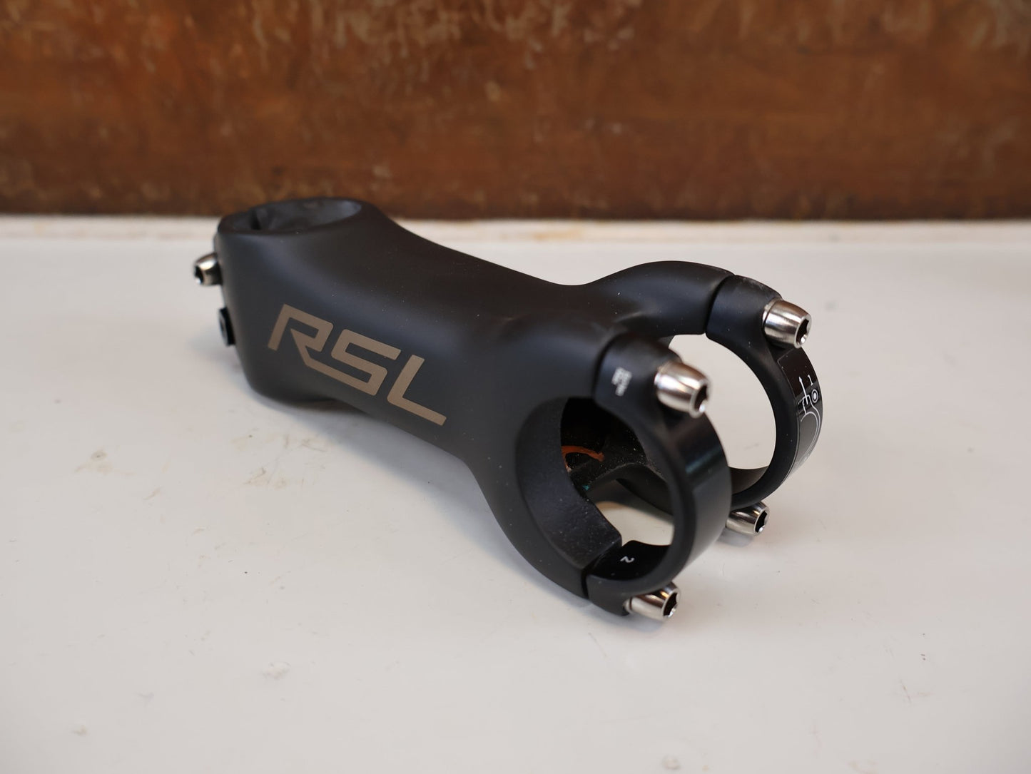 Vorbau von Bontrager, BONTRAGER RSL BLENDR / CARBON VORBAU / 31.8 MM / 7 GRAD / OCLV vor USEDBIKES-OB.DE Hintergrund