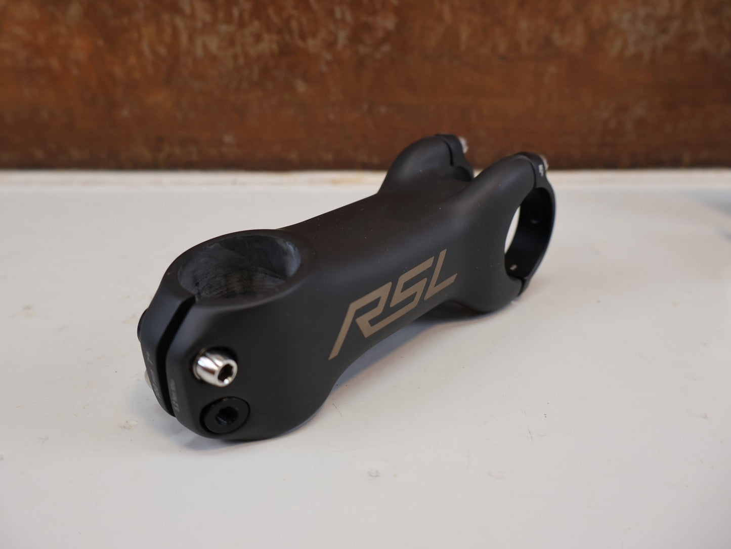 Vorbau von Bontrager, BONTRAGER RSL BLENDR / CARBON VORBAU / 31.8 MM / 7 GRAD / OCLV vor USEDBIKES-OB.DE Hintergrund