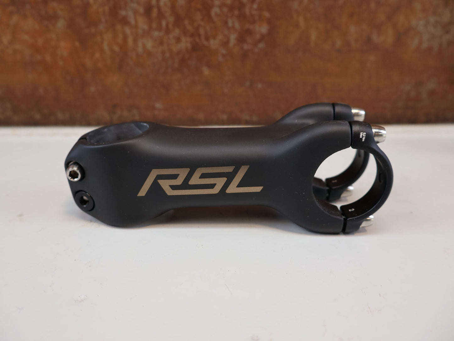 Vorbau von Bontrager, BONTRAGER RSL BLENDR / CARBON VORBAU / 31.8 MM / 7 GRAD / OCLV vor USEDBIKES-OB.DE Hintergrund